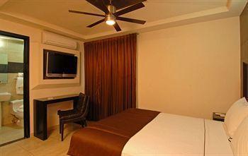 Portonovo Plaza Malecon Hotel 3*