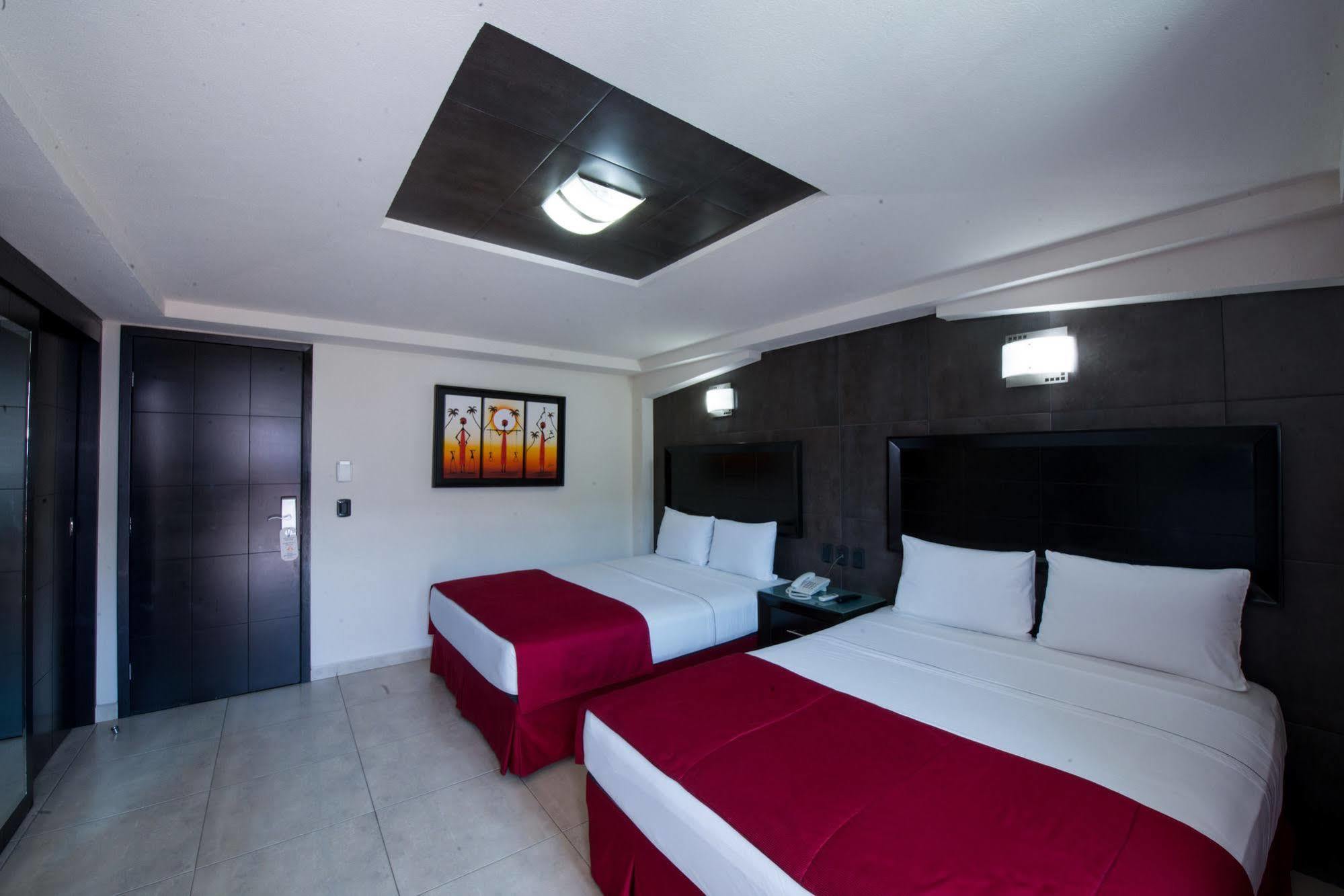 Portonovo Plaza Malecon Hotel 3*