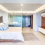 Large Beach Front 2Bed/2Bath Condo: Save $50+/Nt!