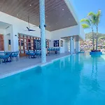 Luxe 2Br With Balcony, Pool, Gym