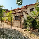 1 Bedroom Mountain Retreat - 5 Min To Beach - Pool
