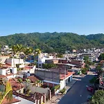 Cozy & Bright Apartment Near The Beach And Close Walk To Malecon