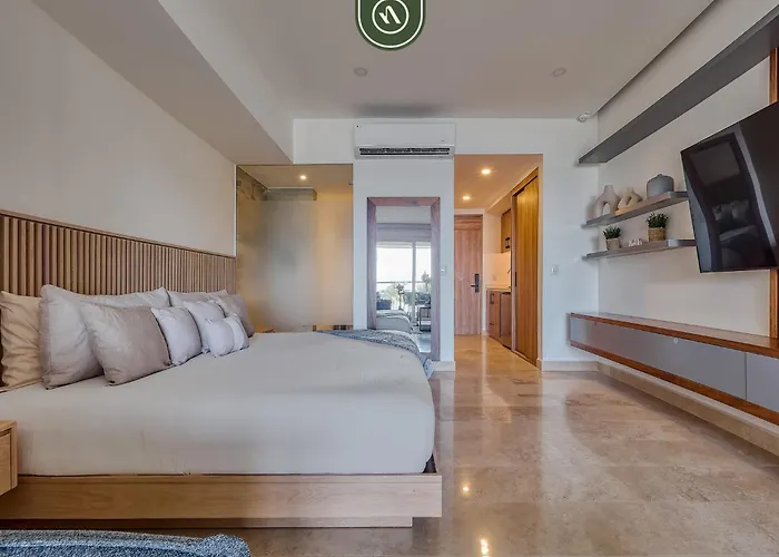 Stunning Oceanfront Condo - Pools - Beach Club