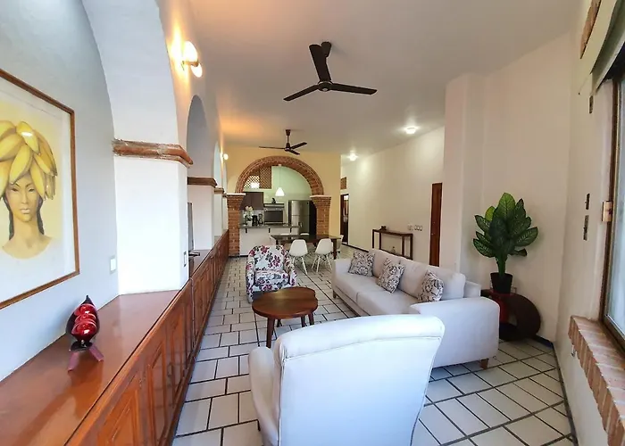 Cozy & Bright Apartment Near The Beach And Close Walk To Malecon