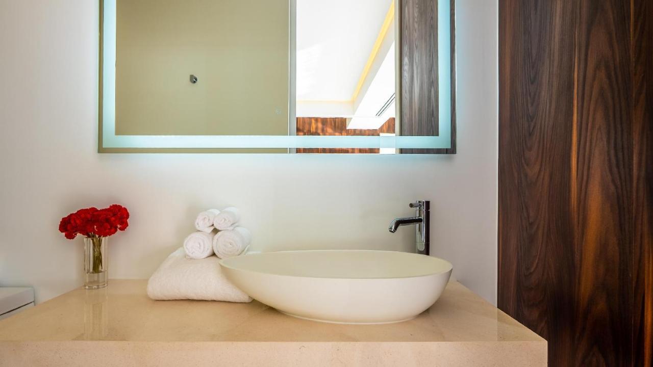 Pier 57 - 608 New & Luxurious 2 Bedroom Romantic Zone *
