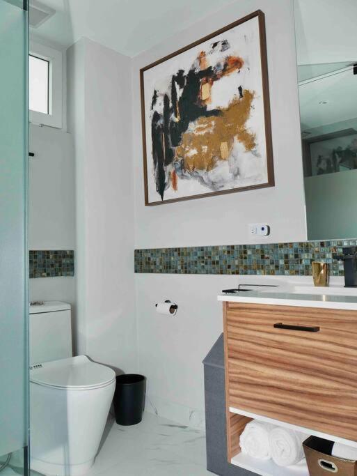 Modern 1 Bedroom Apartment *
