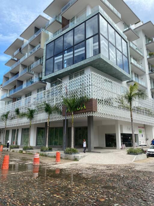 Modern 1 Bedroom Apartment *