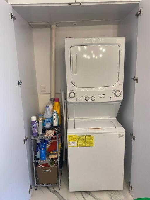 Modern 1 Bedroom Apartment *