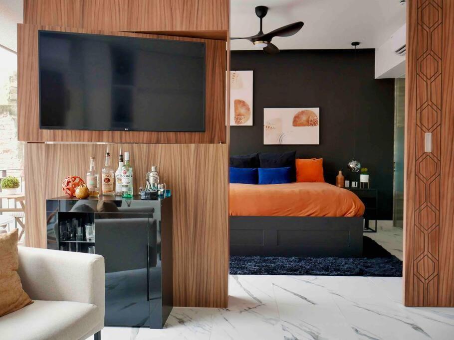 Modern 1 Bedroom Apartment *