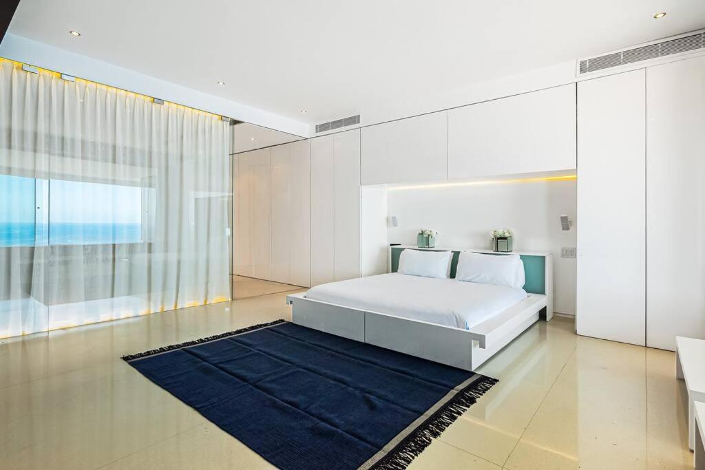 Avalon - 1004 Stunning Luxury 3 Bedroom Private Pool Apartment