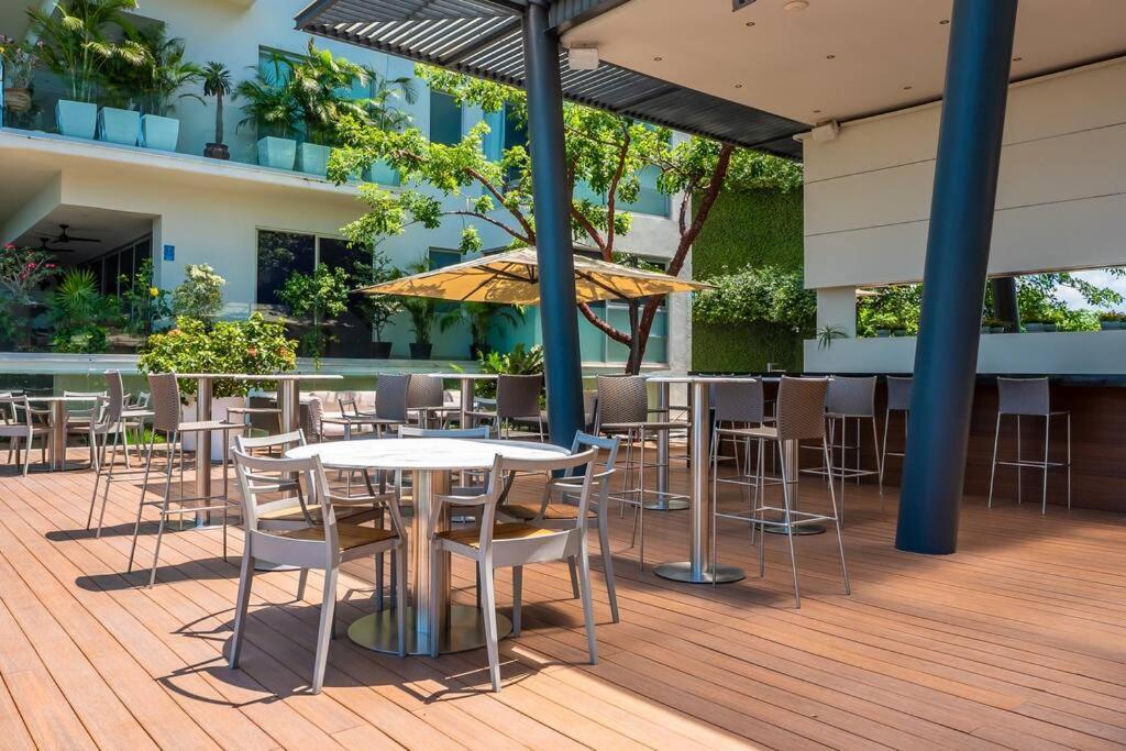 Avalon - 1004 Stunning Luxury 3 Bedroom Private Pool Apartment *