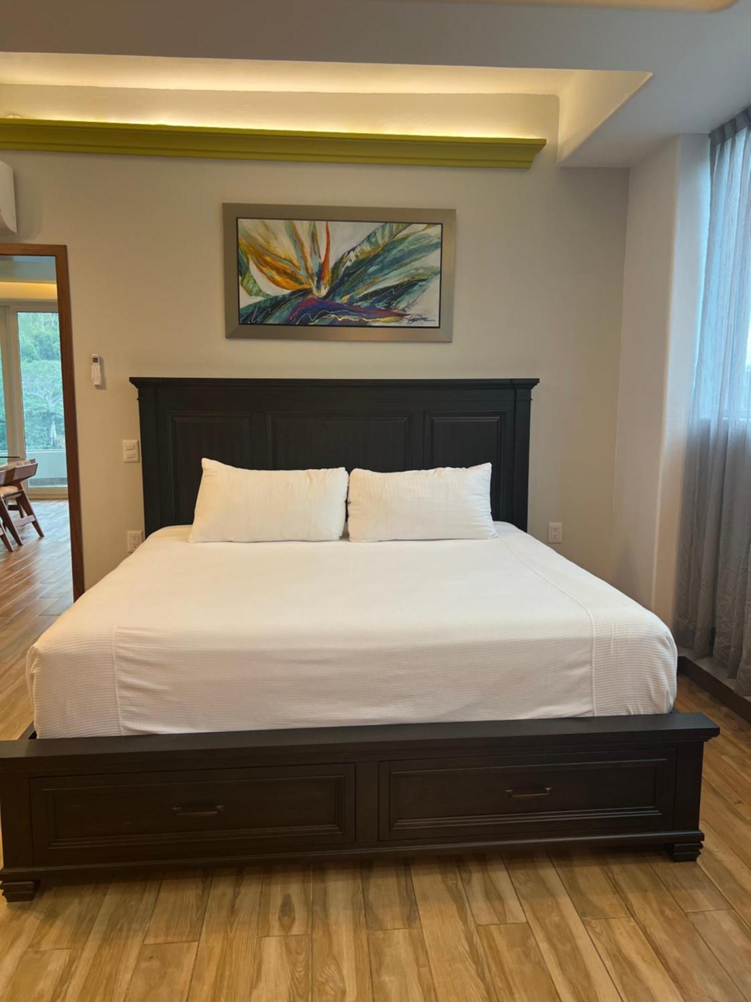 South Shore Luxury Suites, Hotel