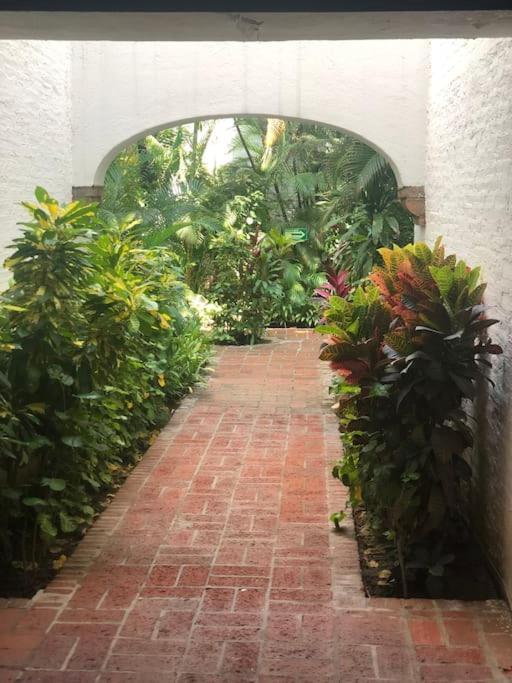 Apartment Centrally Located 1 Block From Beach, Quiet 2 Bedroom With Pool