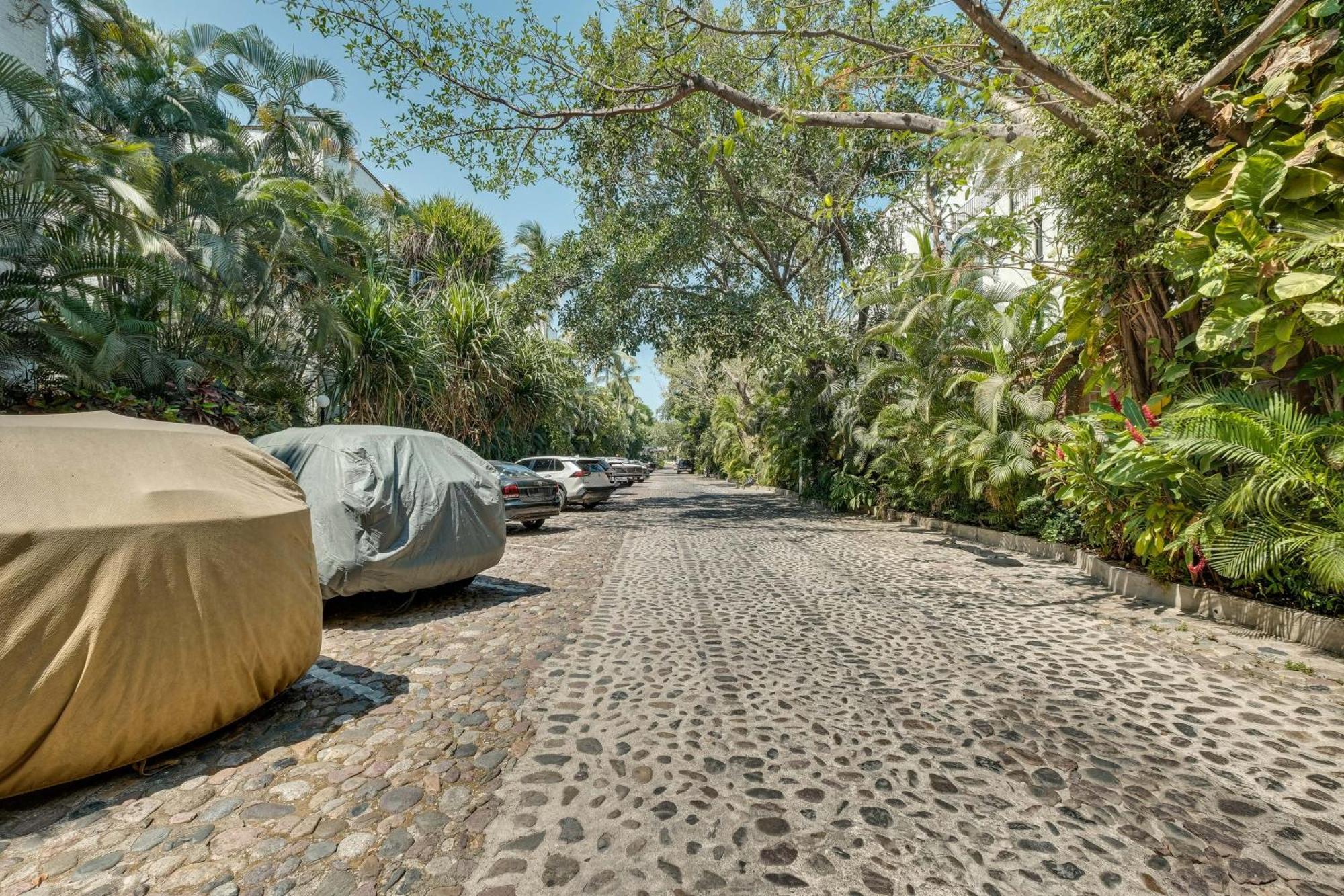 Hideaway With Balcony And Pool! Apartamento