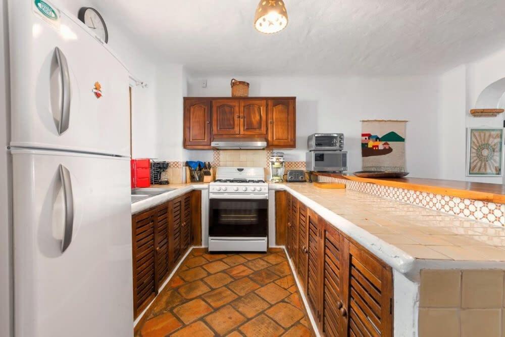 Ocean View 2br Condo-balcony-beach-pool *