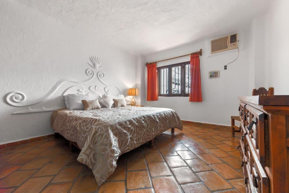 Ocean View 2br Condo-balcony-beach-pool