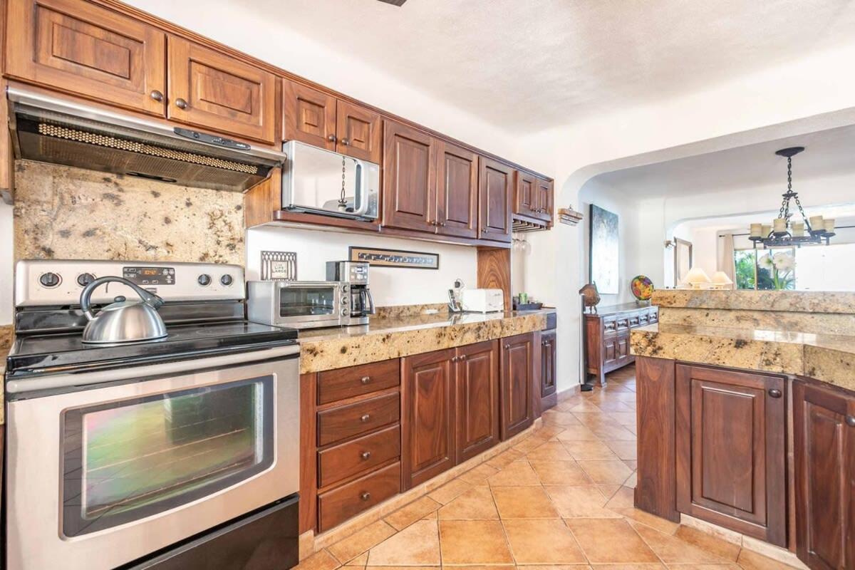 Ocean View 2br Condo-balcony-beach-pool Apartment