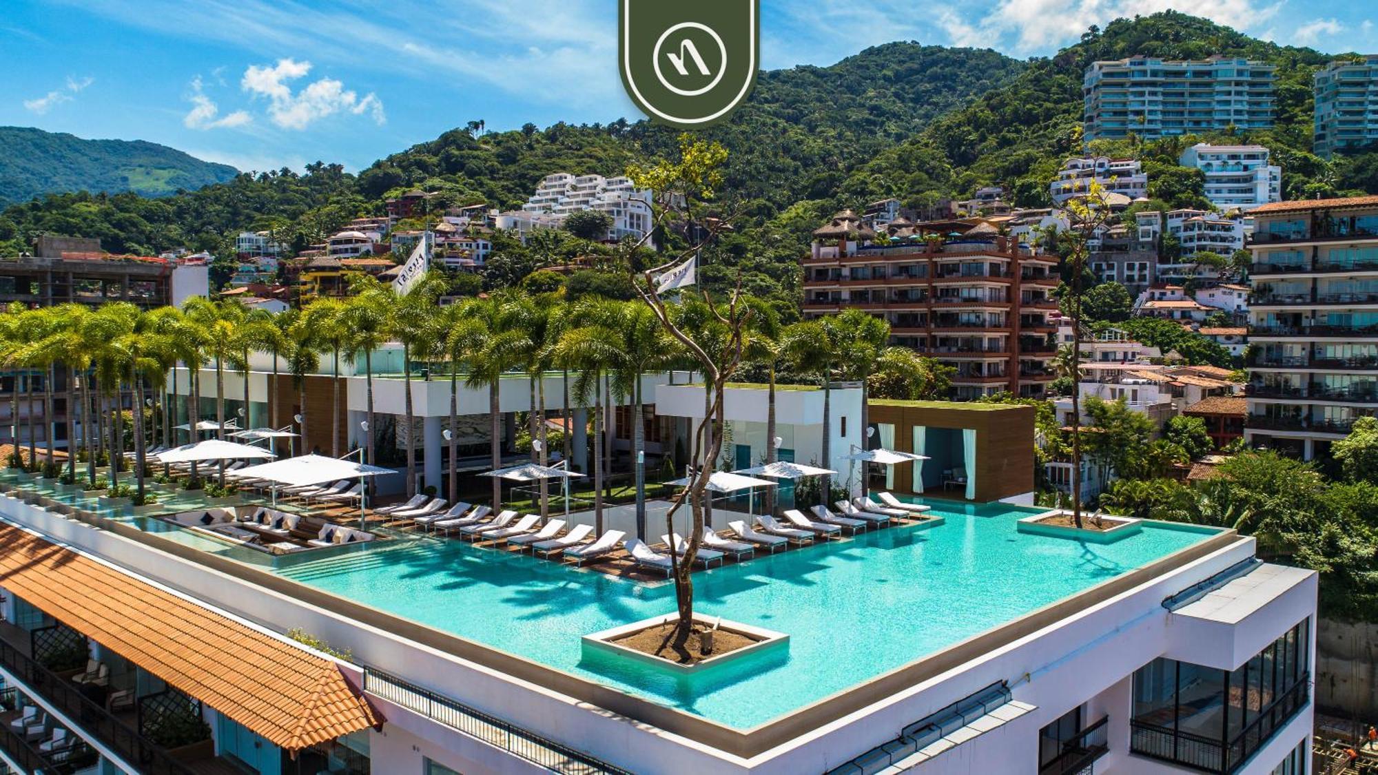 Amazing With Rooftop Pool Apartment