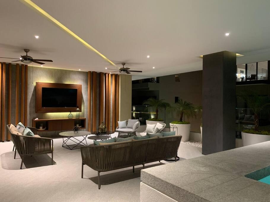 Apartment 1bedroom 2balconies Unique Bar Street View In Pavilion