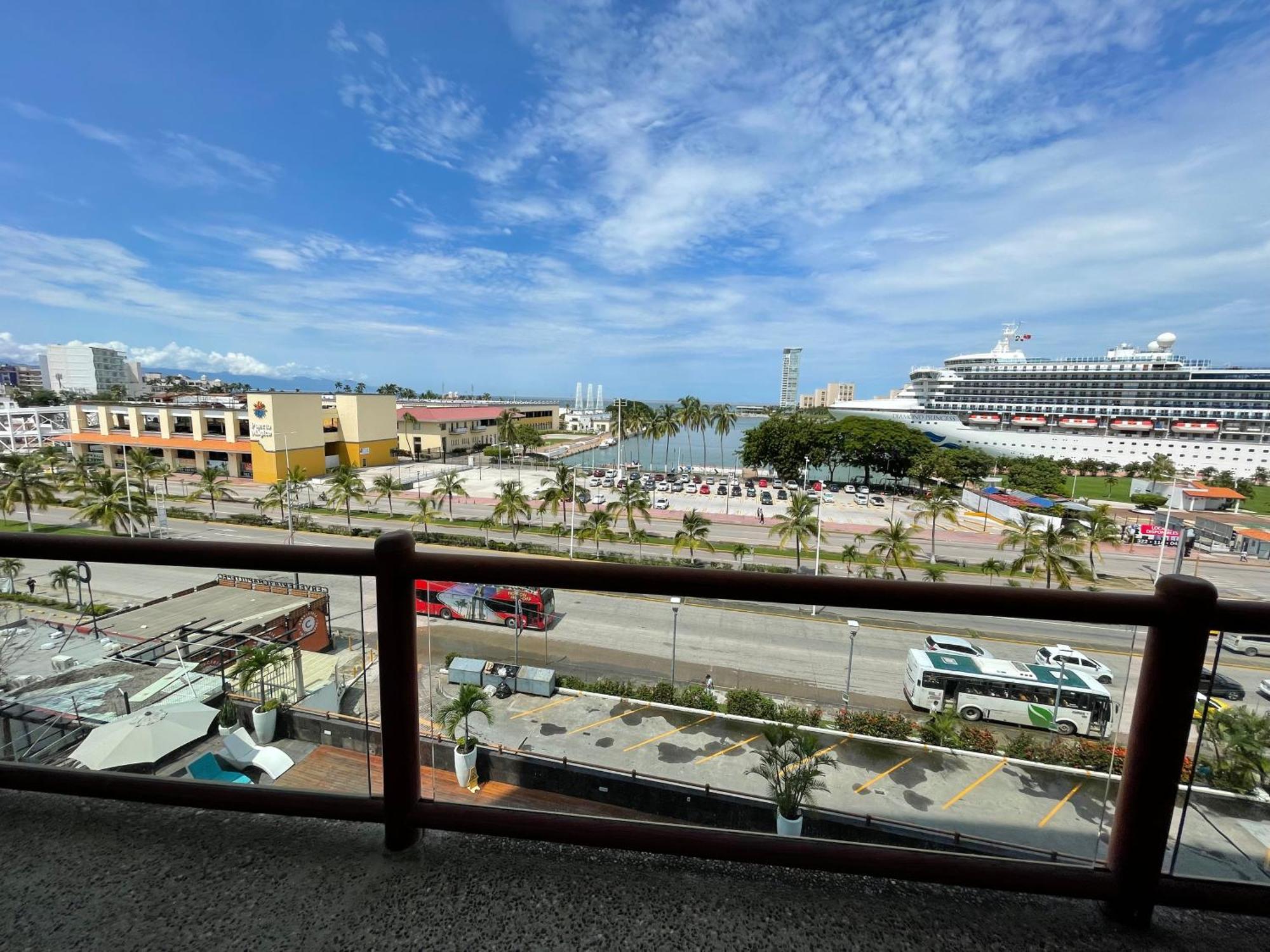 Apartment Deck 12 *