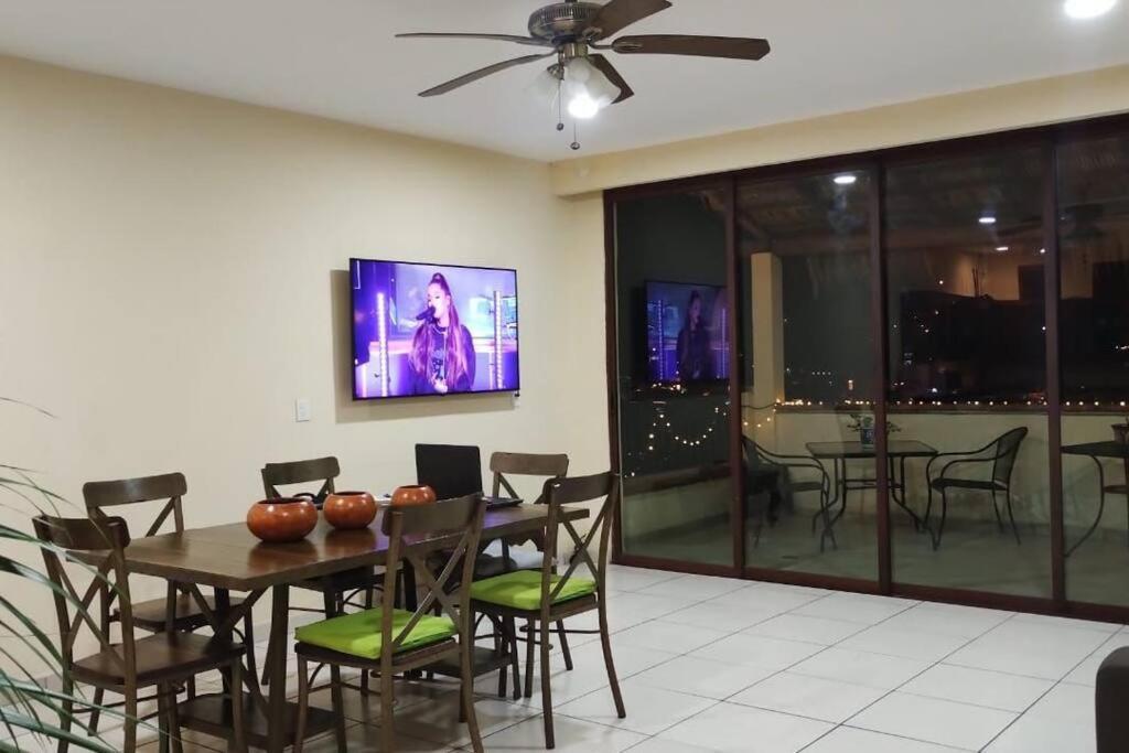 Amplio Departamento, En Zona Romantica Apartment