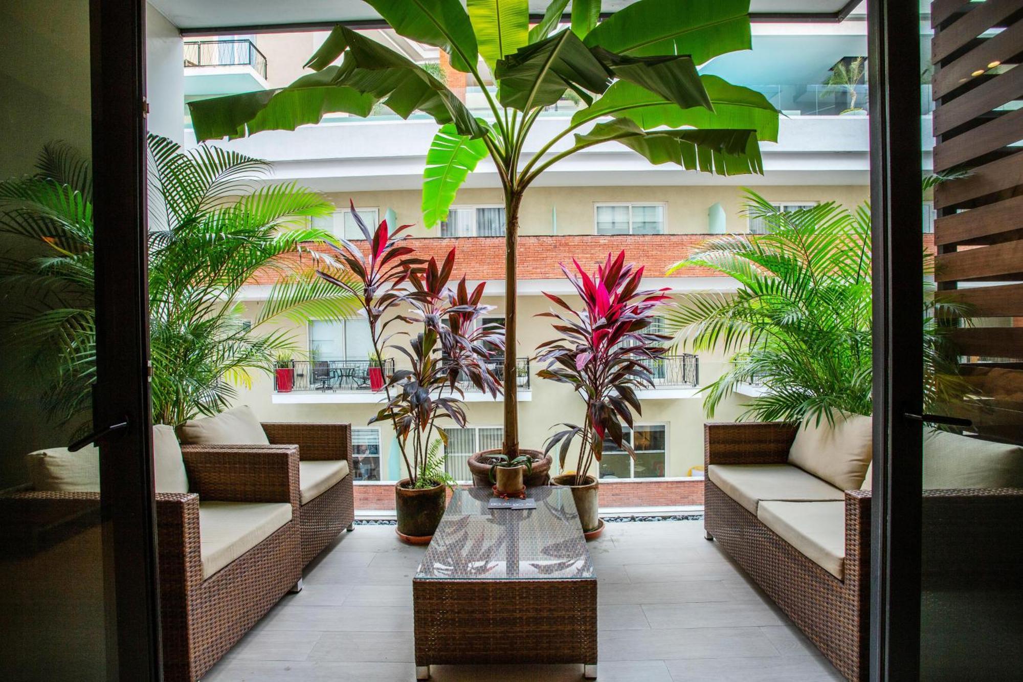 Colorful & Modern In Old Town, Pool, Gym *