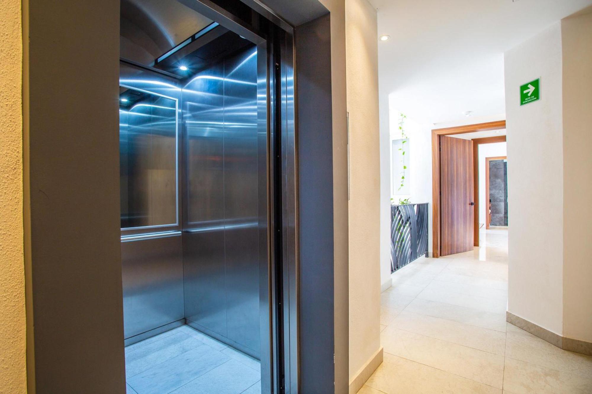 Luxe 2br With Balcony, Pool, Gym