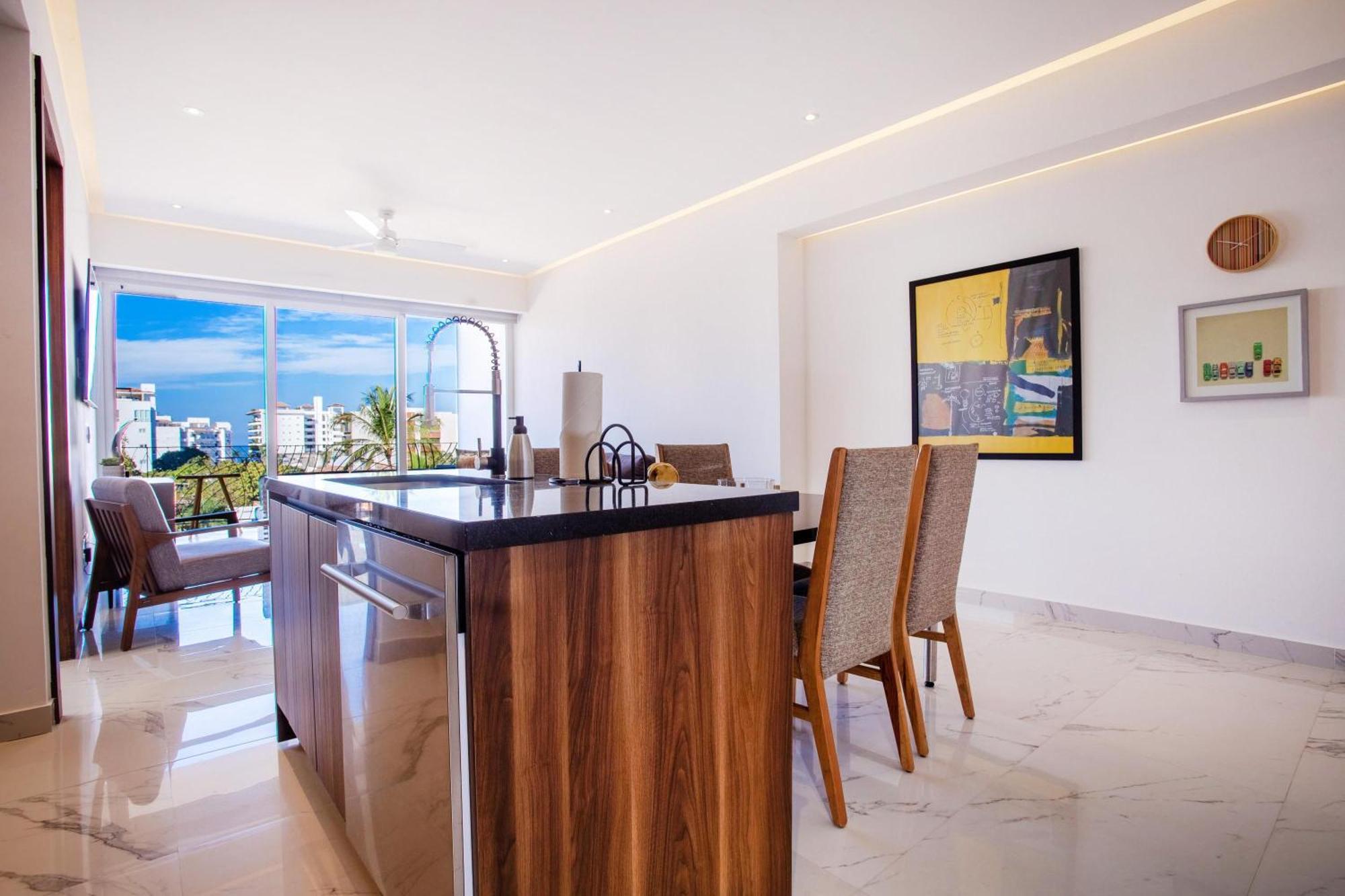 Luxe 2br With Balcony, Pool, Gym Puerto Vallarta