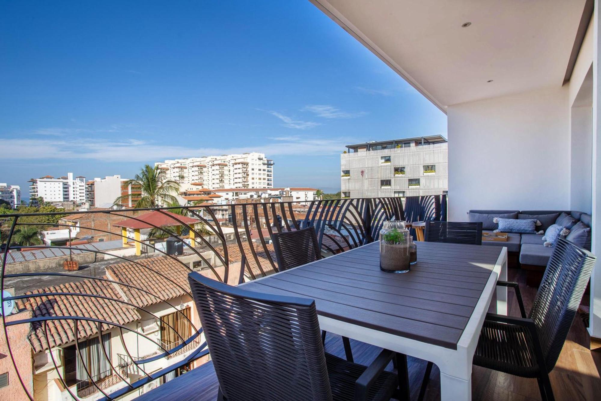 Luxe 2br With Balcony, Pool, Gym