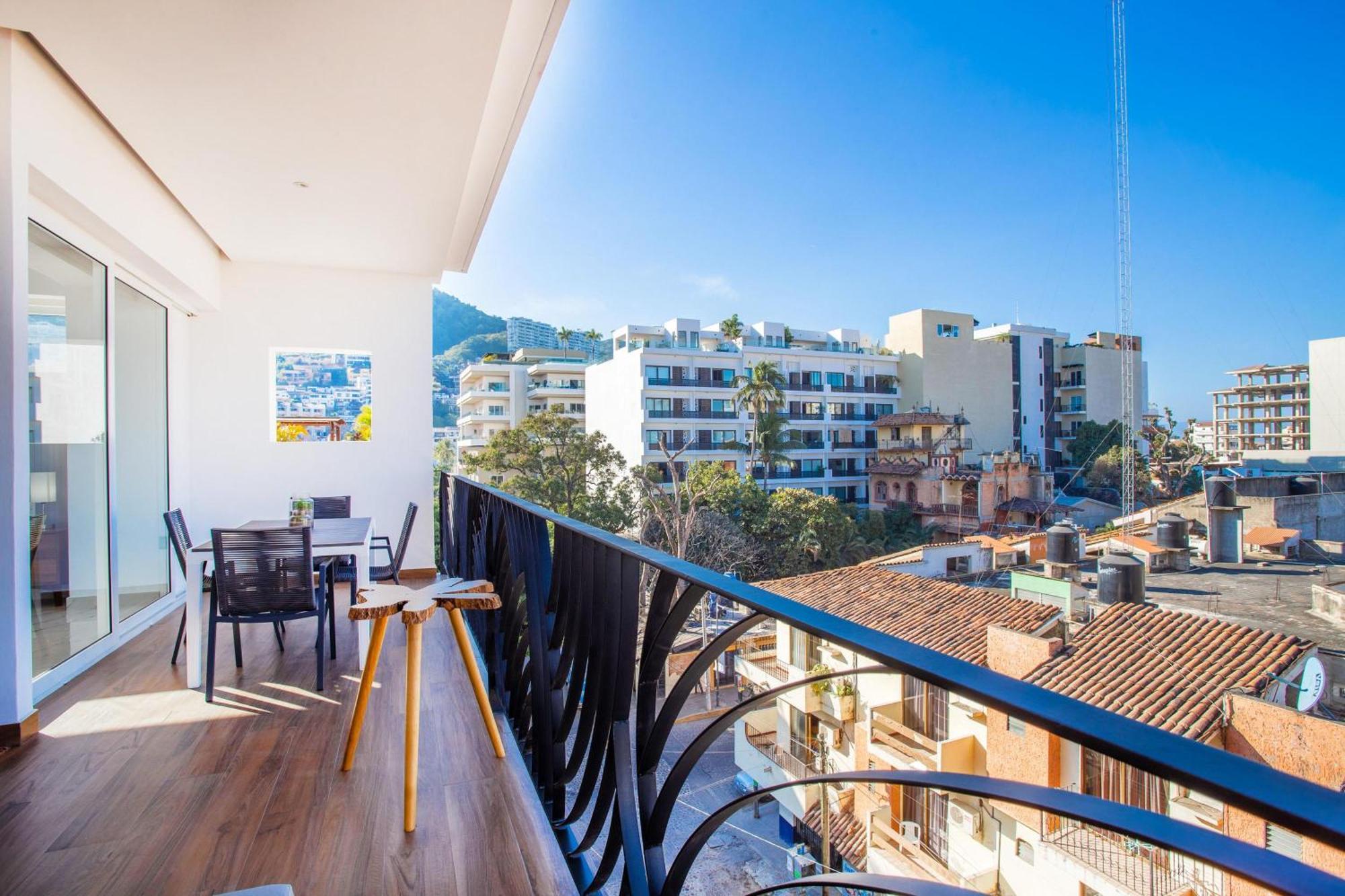 Luxe 2br With Balcony, Pool, Gym *