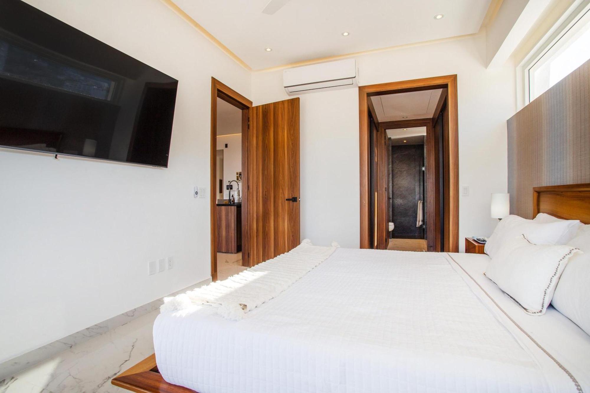 Luxe 2br With Balcony, Pool, Gym Puerto Vallarta