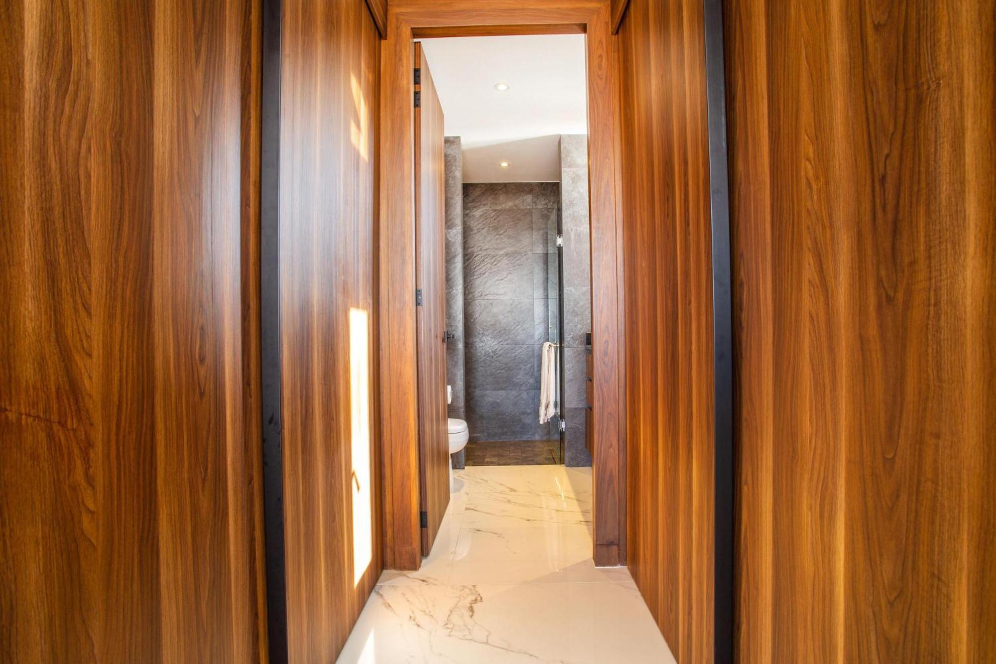 Holiday home Luxe 2br With Balcony, Pool, Gym