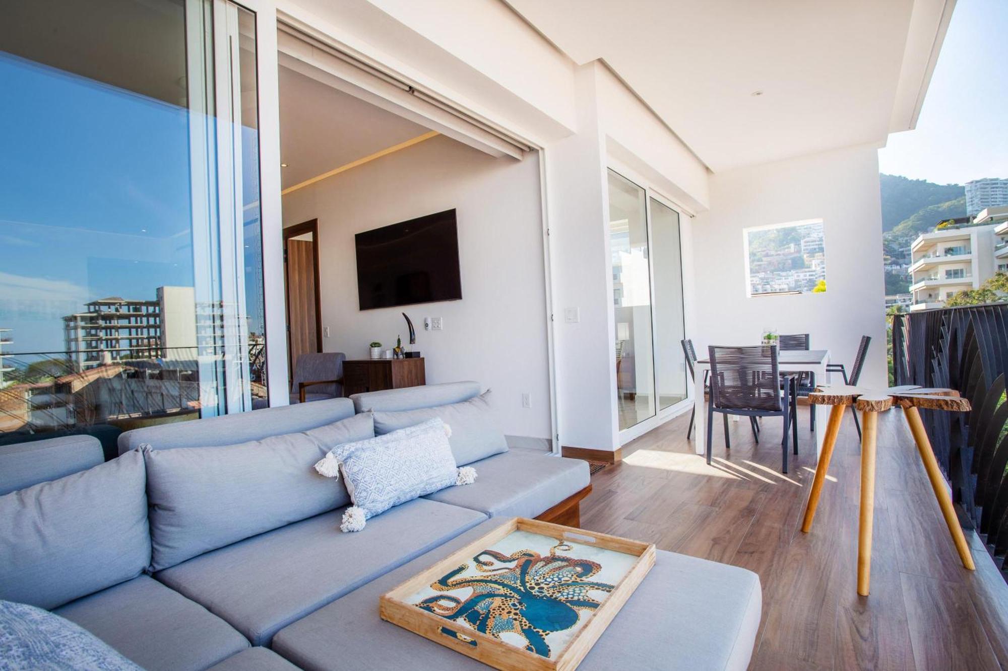 Luxe 2br With Balcony, Pool, Gym * Puerto Vallarta
