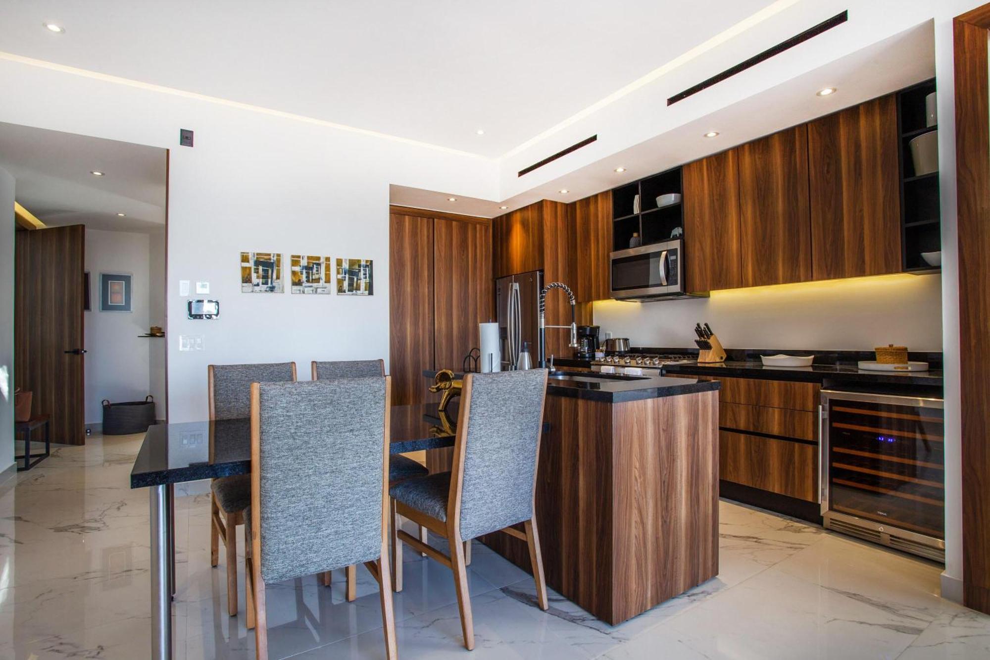 Luxe 2br With Balcony, Pool, Gym *