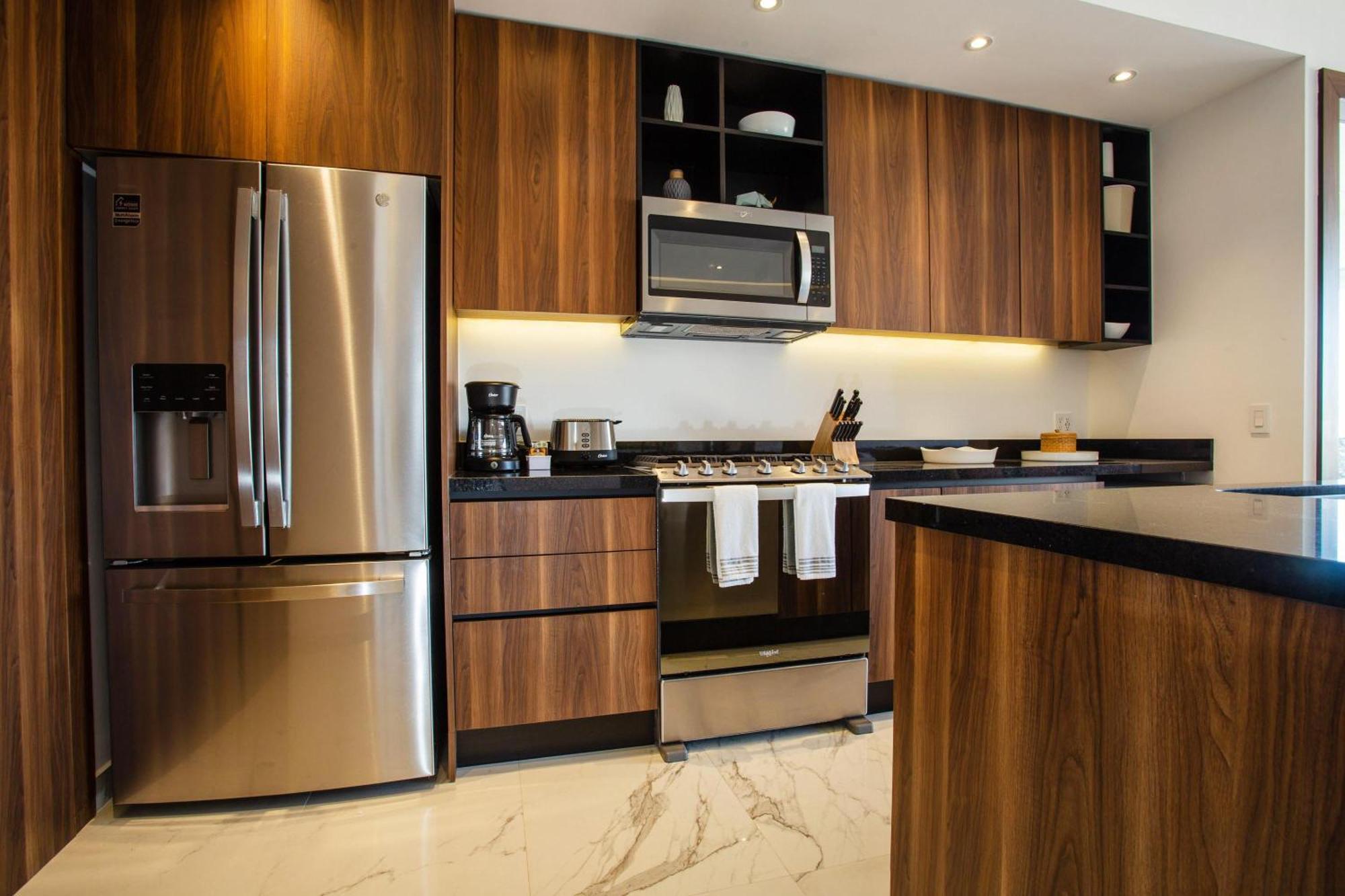 Luxe 2br With Balcony, Pool, Gym *
