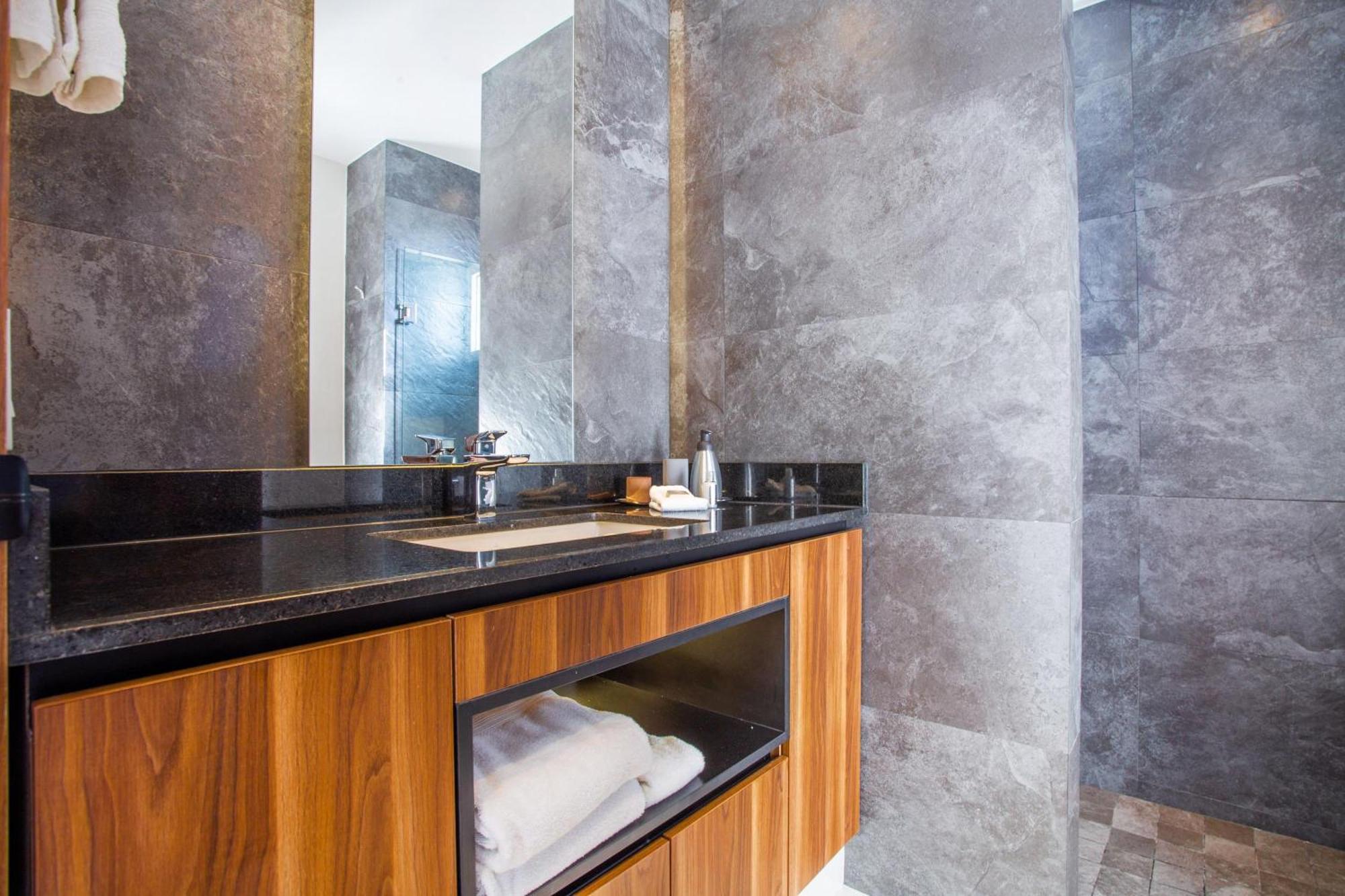 Holiday home Luxe 2br With Balcony, Pool, Gym