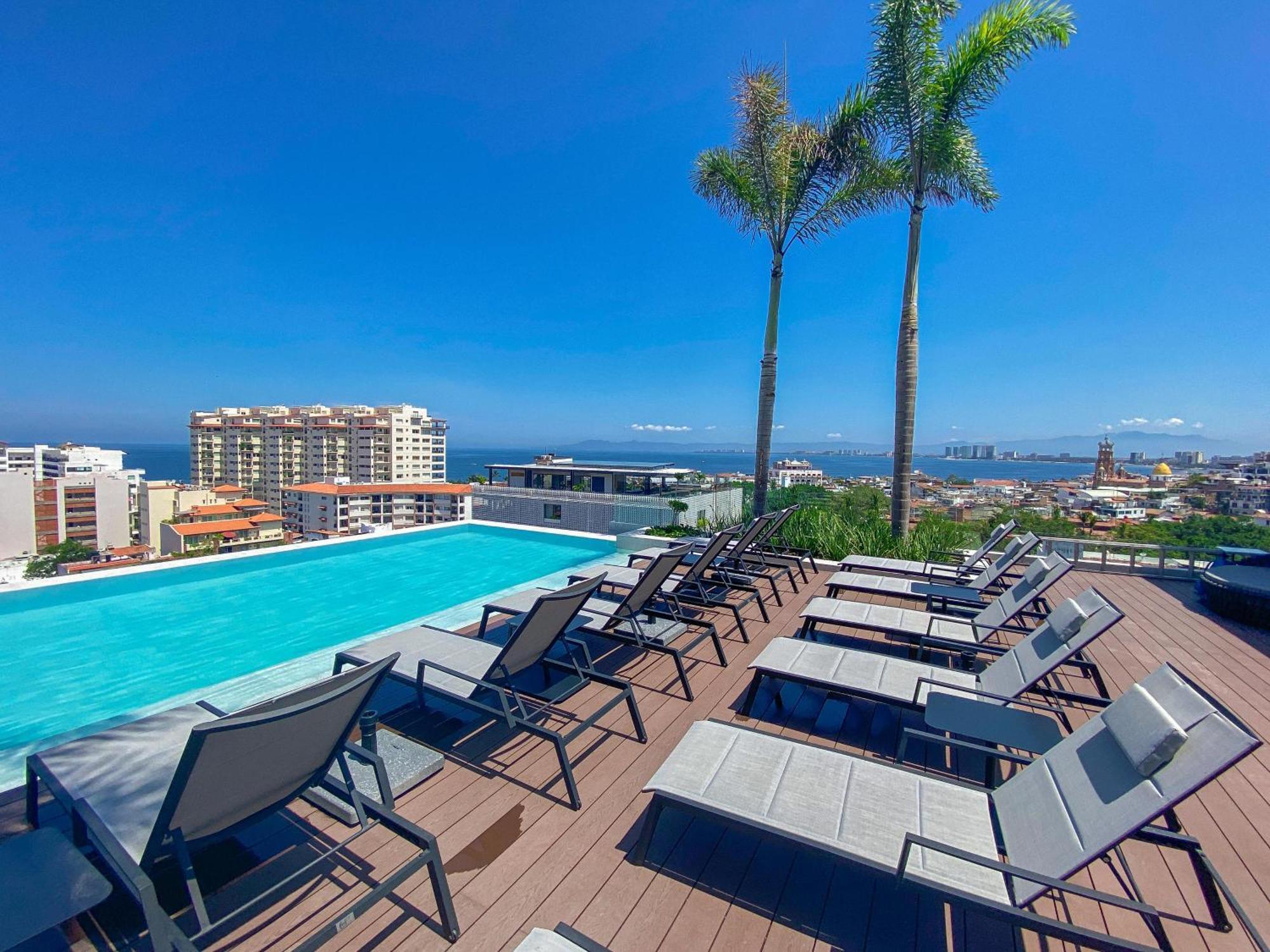Holiday home Luxe 2br With Balcony, Pool, Gym