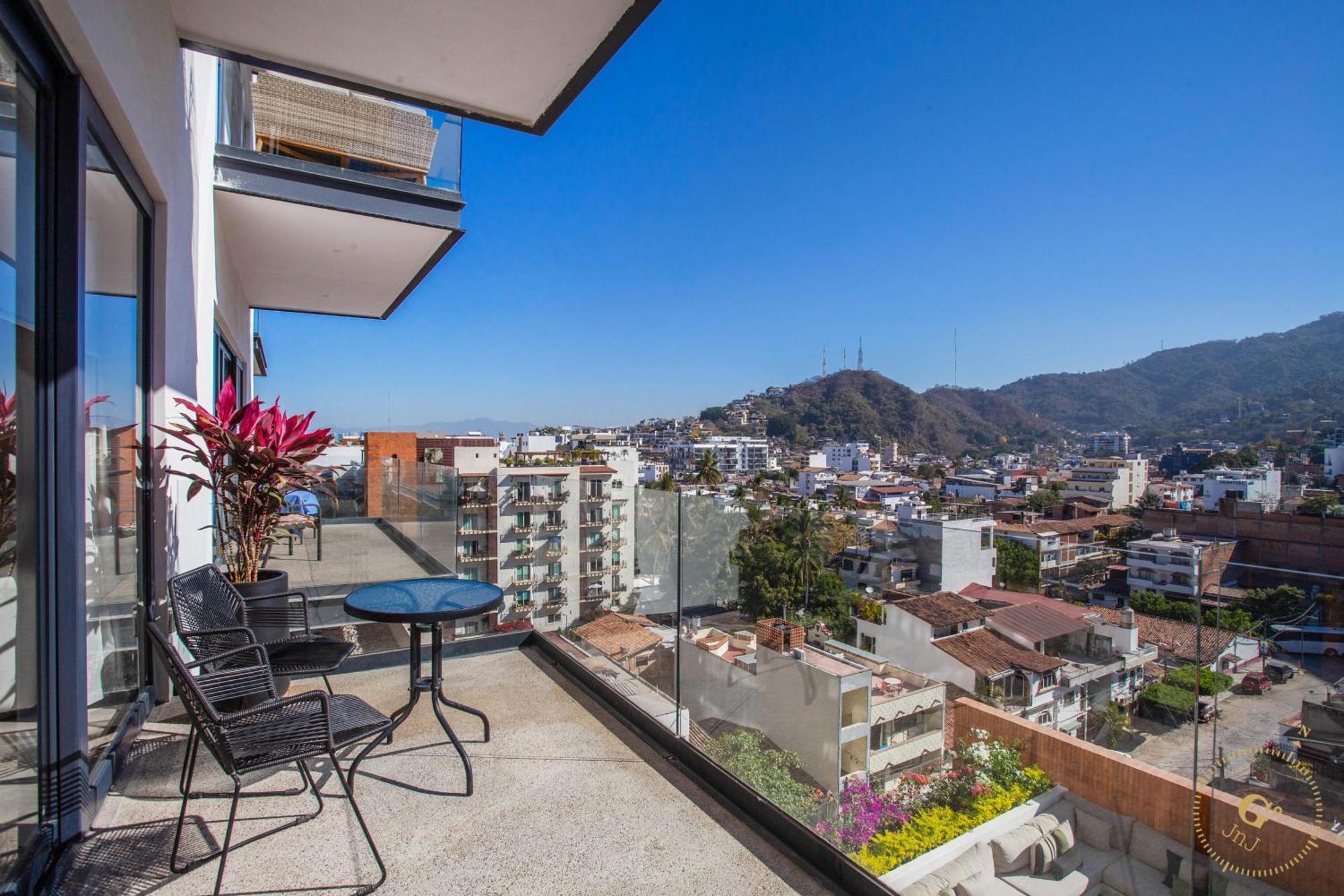 1 Bedroom Romantic Zone, Rooftop Pool & Parking * Puerto Vallarta