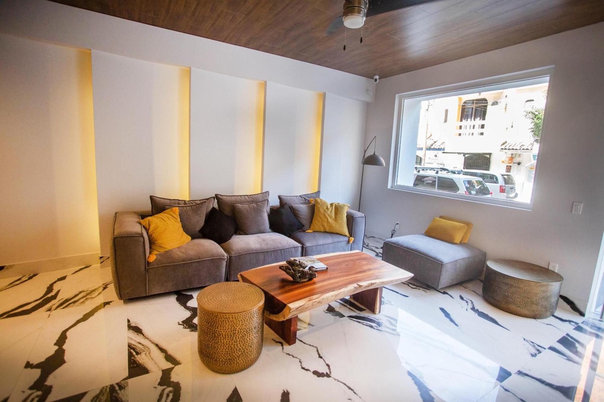 Big Corner Balcony, Pool & Gym *