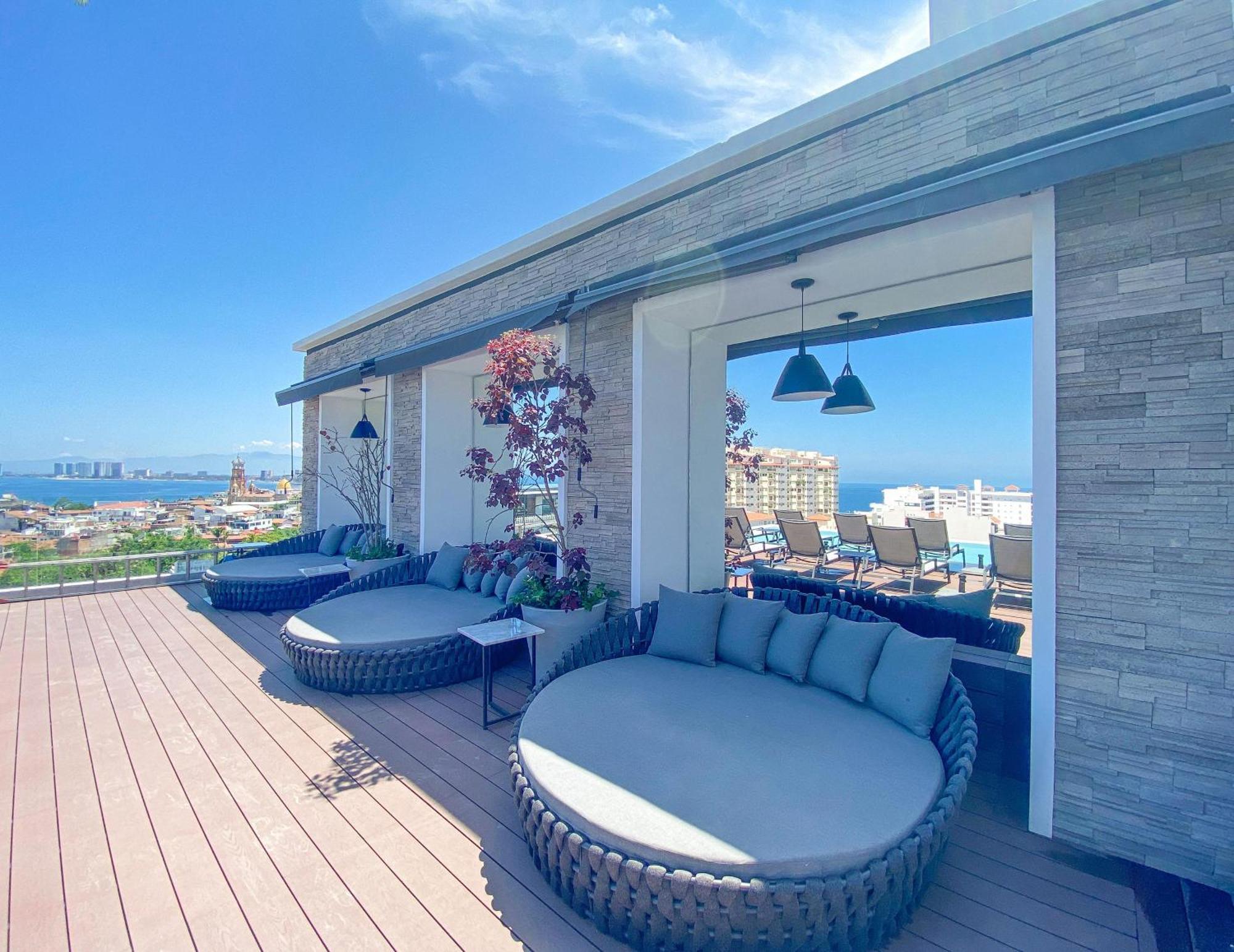 Big Corner Balcony, Pool & Gym Holiday home Puerto Vallarta