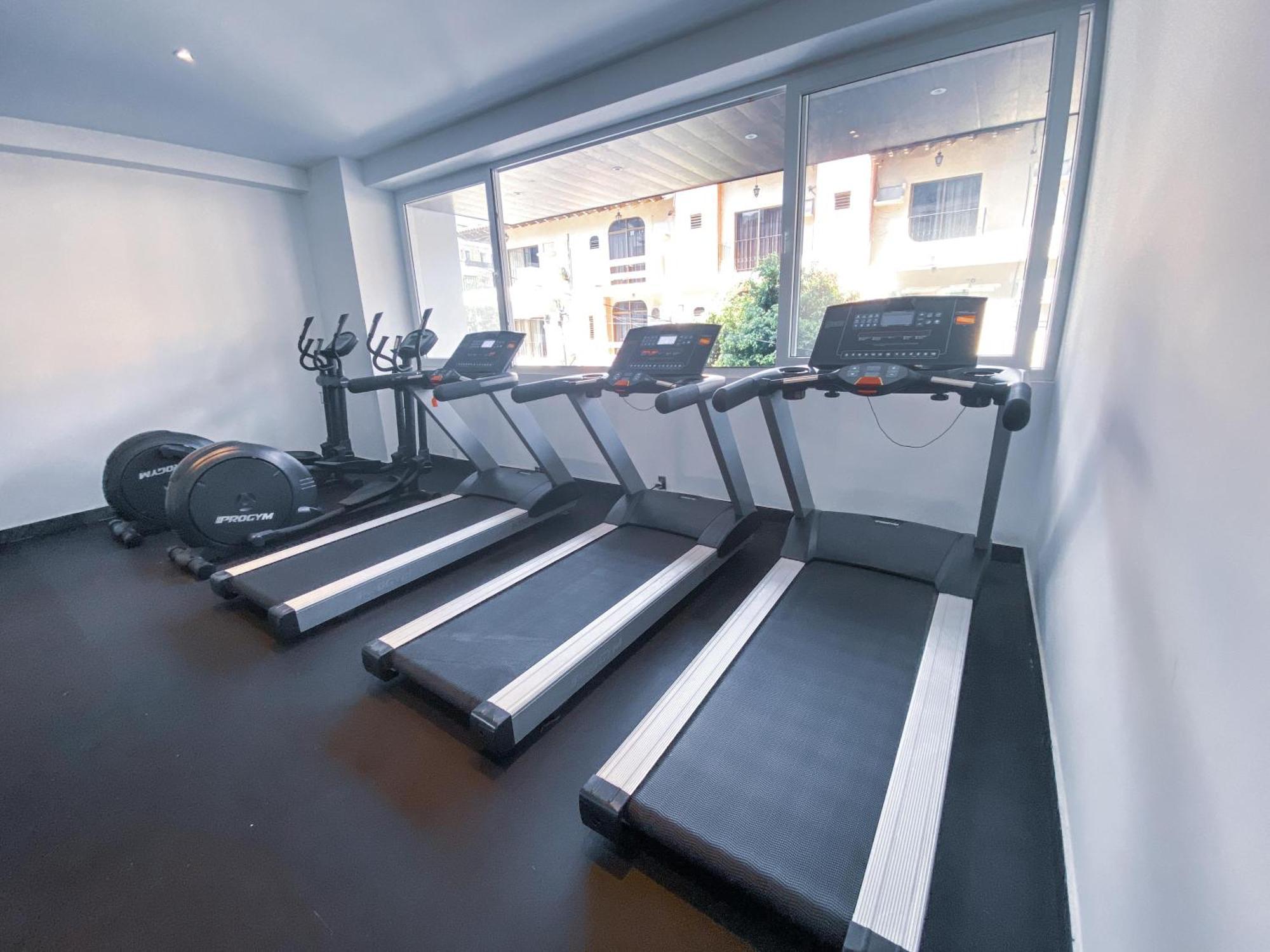 Big Corner Balcony, Pool & Gym *