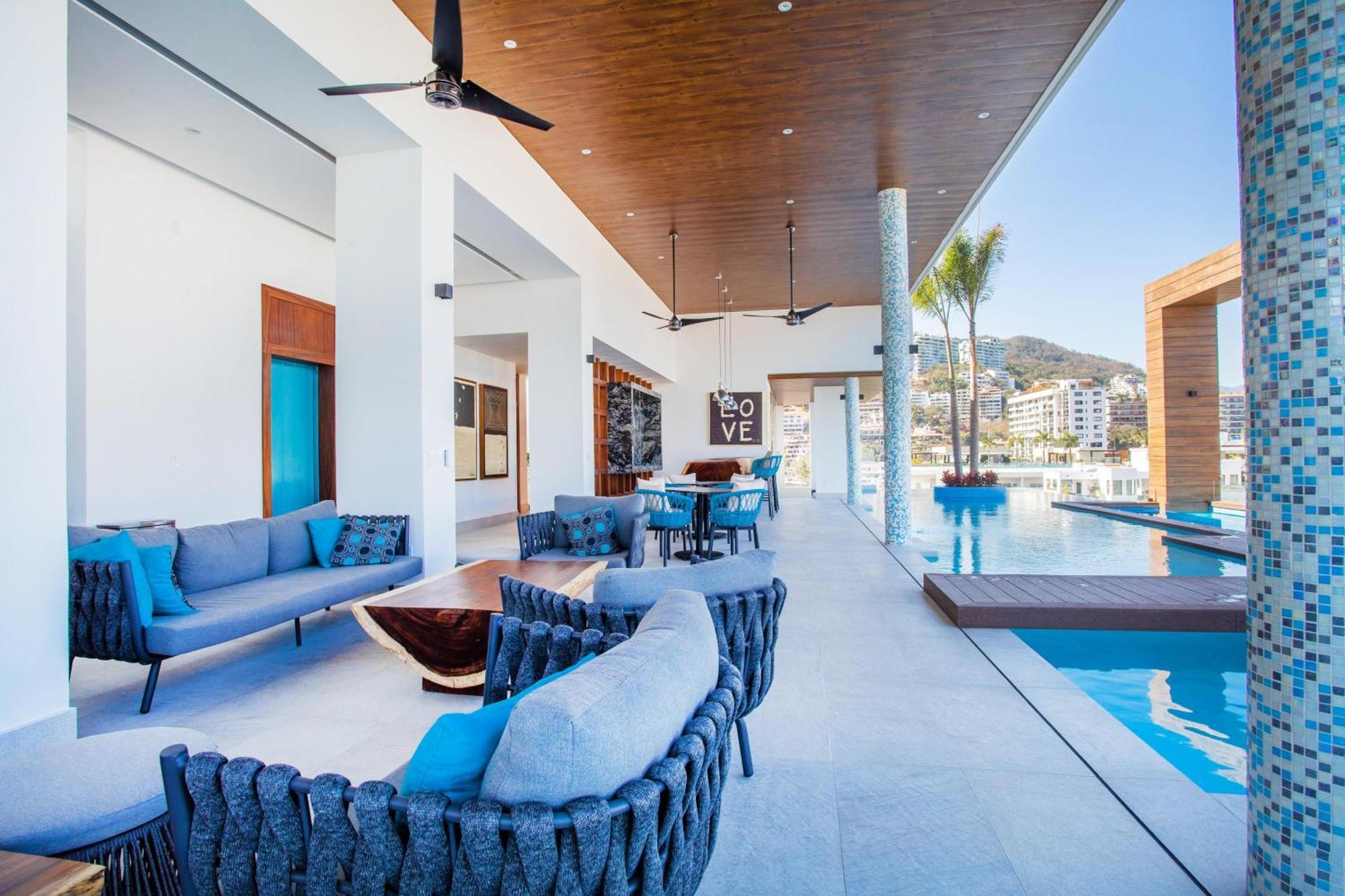 Holiday home Big Corner Balcony, Pool & Gym *