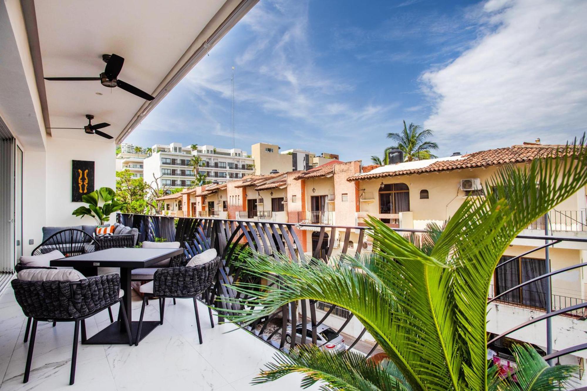Big Corner Balcony, Pool & Gym *