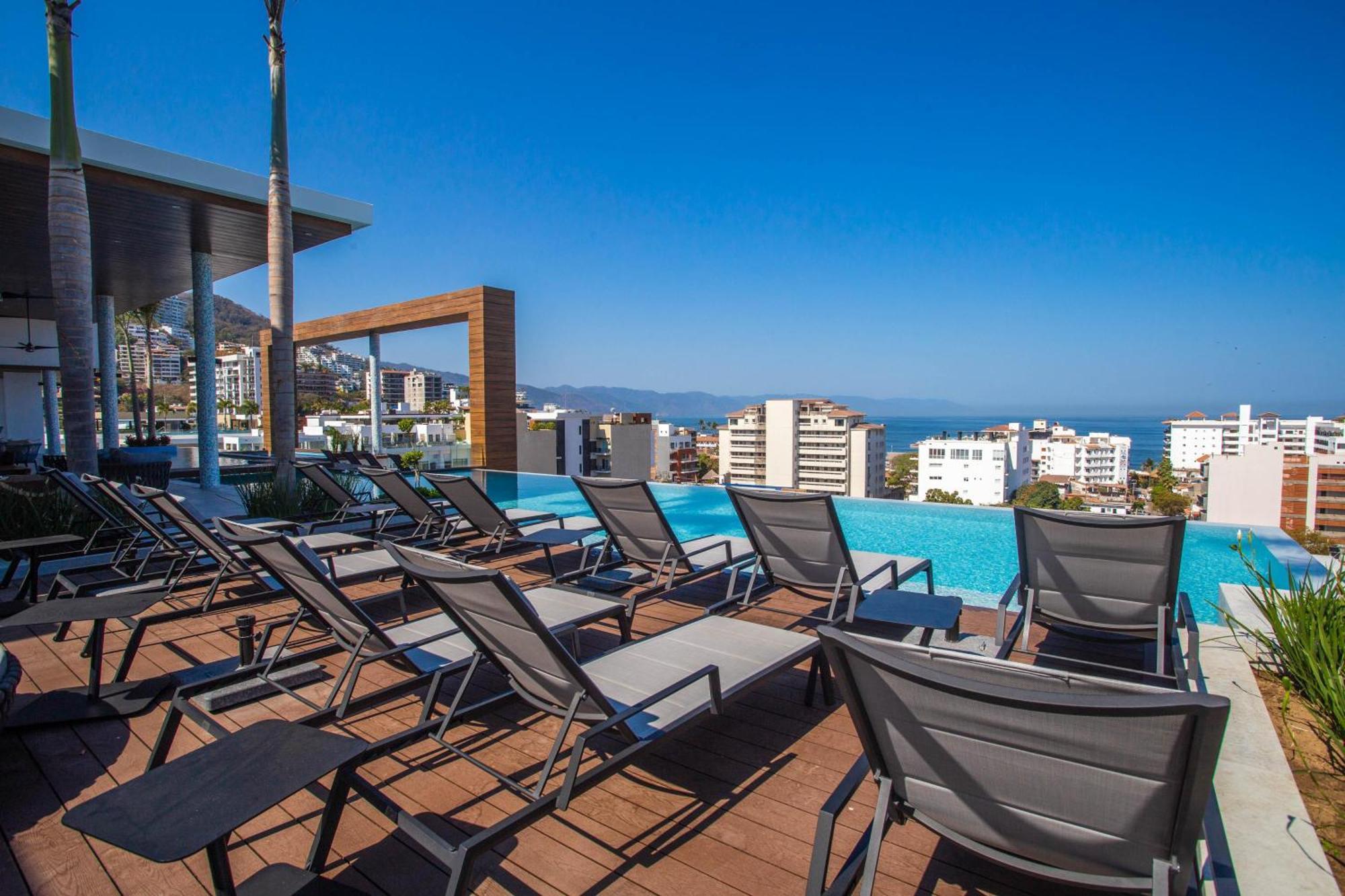 Big Corner Balcony, Pool & Gym * Puerto Vallarta