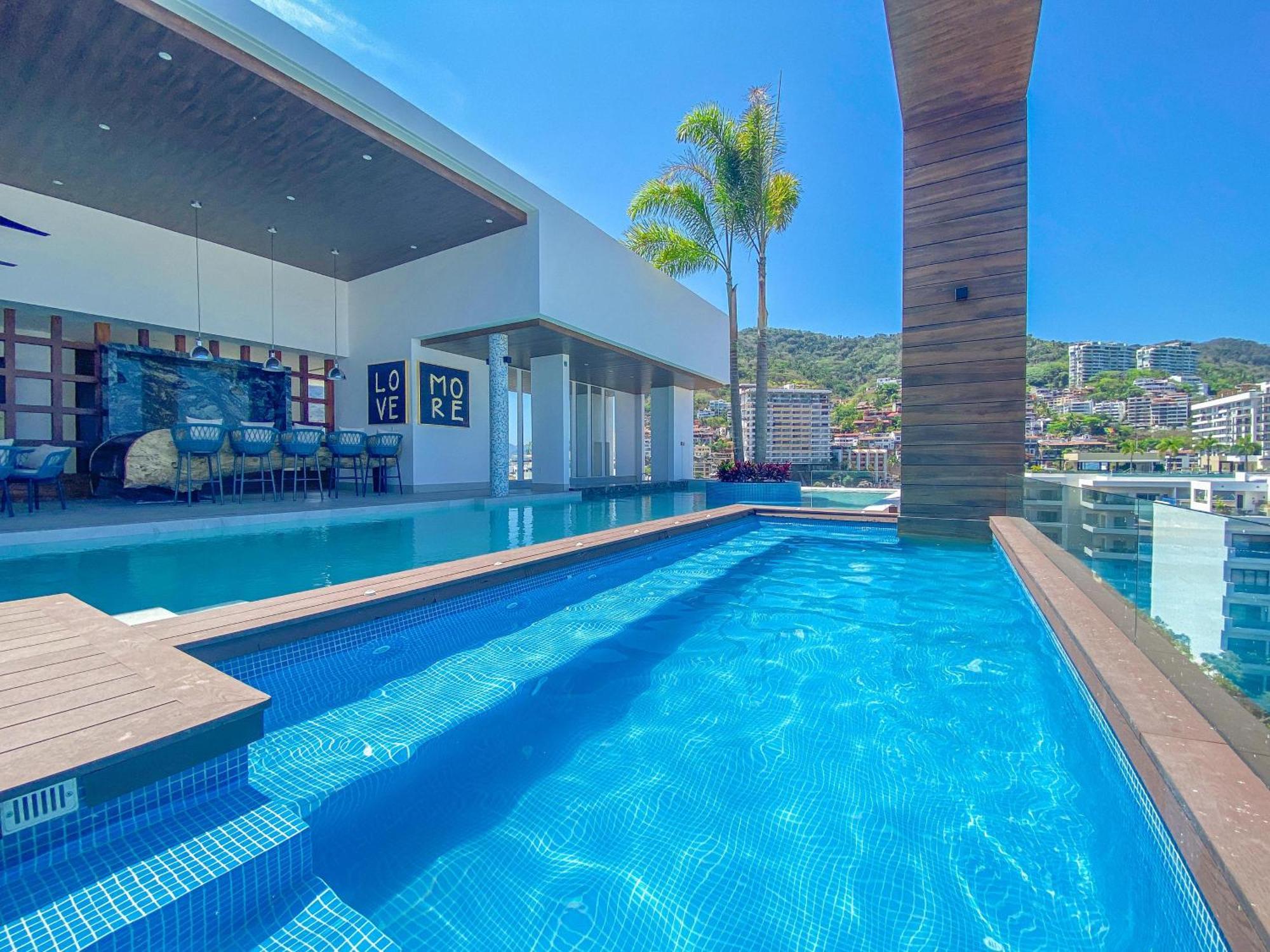 Big Corner Balcony, Pool & Gym Holiday home