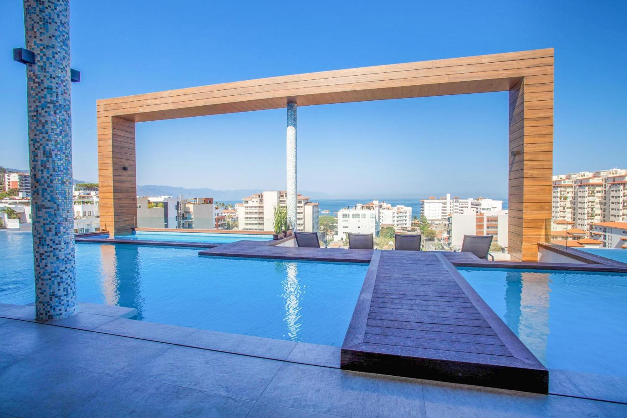 Big Corner Balcony, Pool & Gym Holiday home *