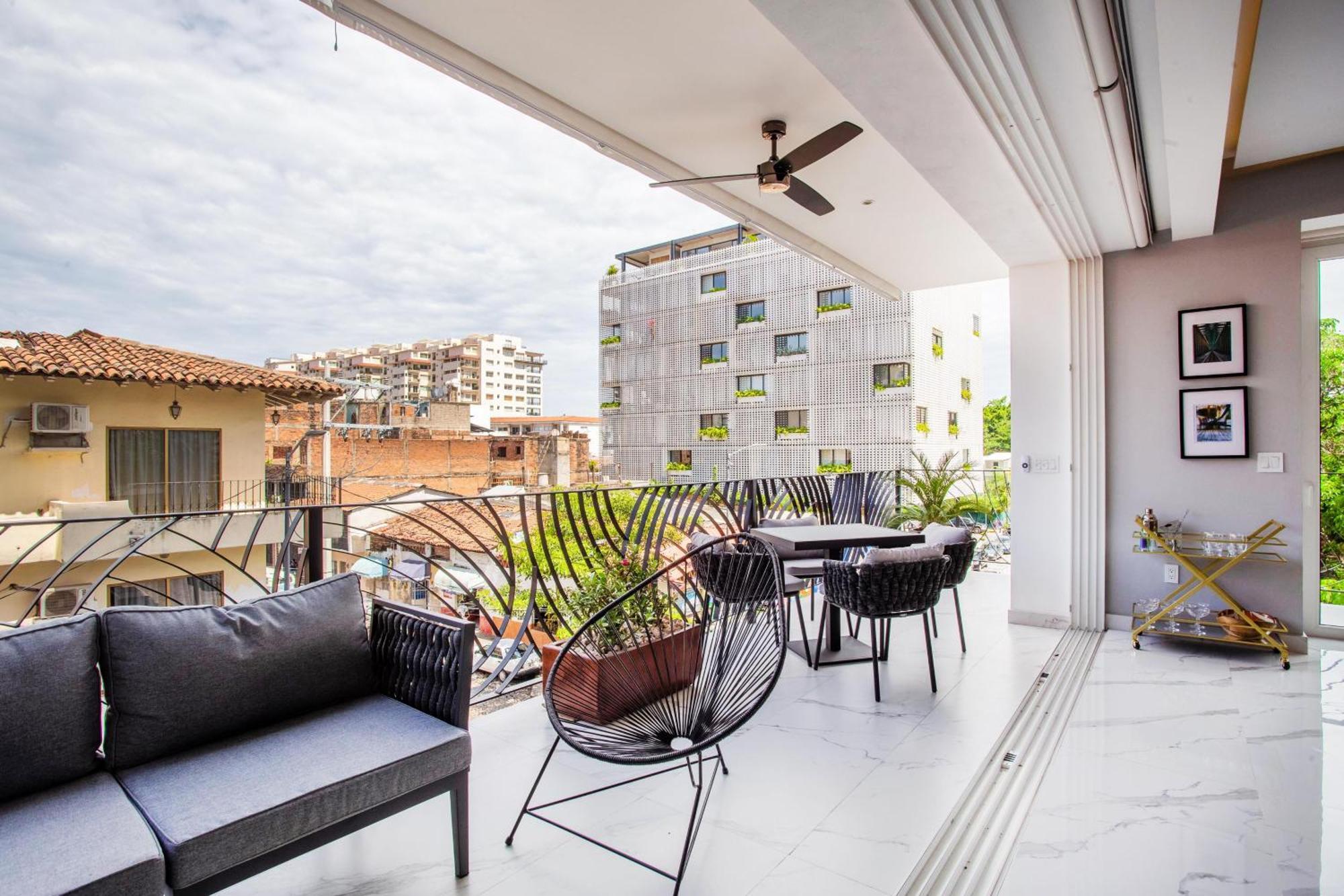 Big Corner Balcony, Pool & Gym * Puerto Vallarta