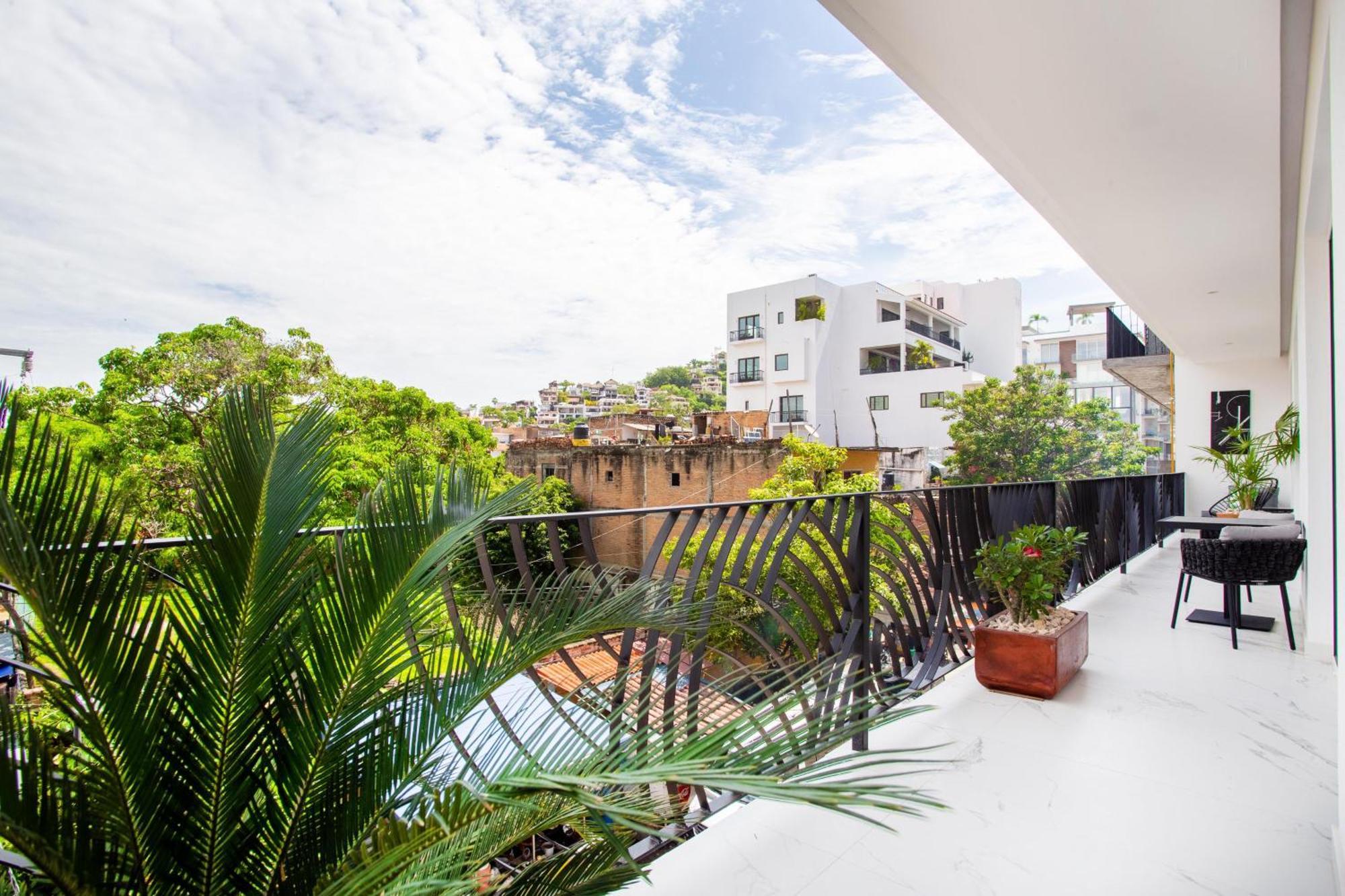 Big Corner Balcony, Pool & Gym