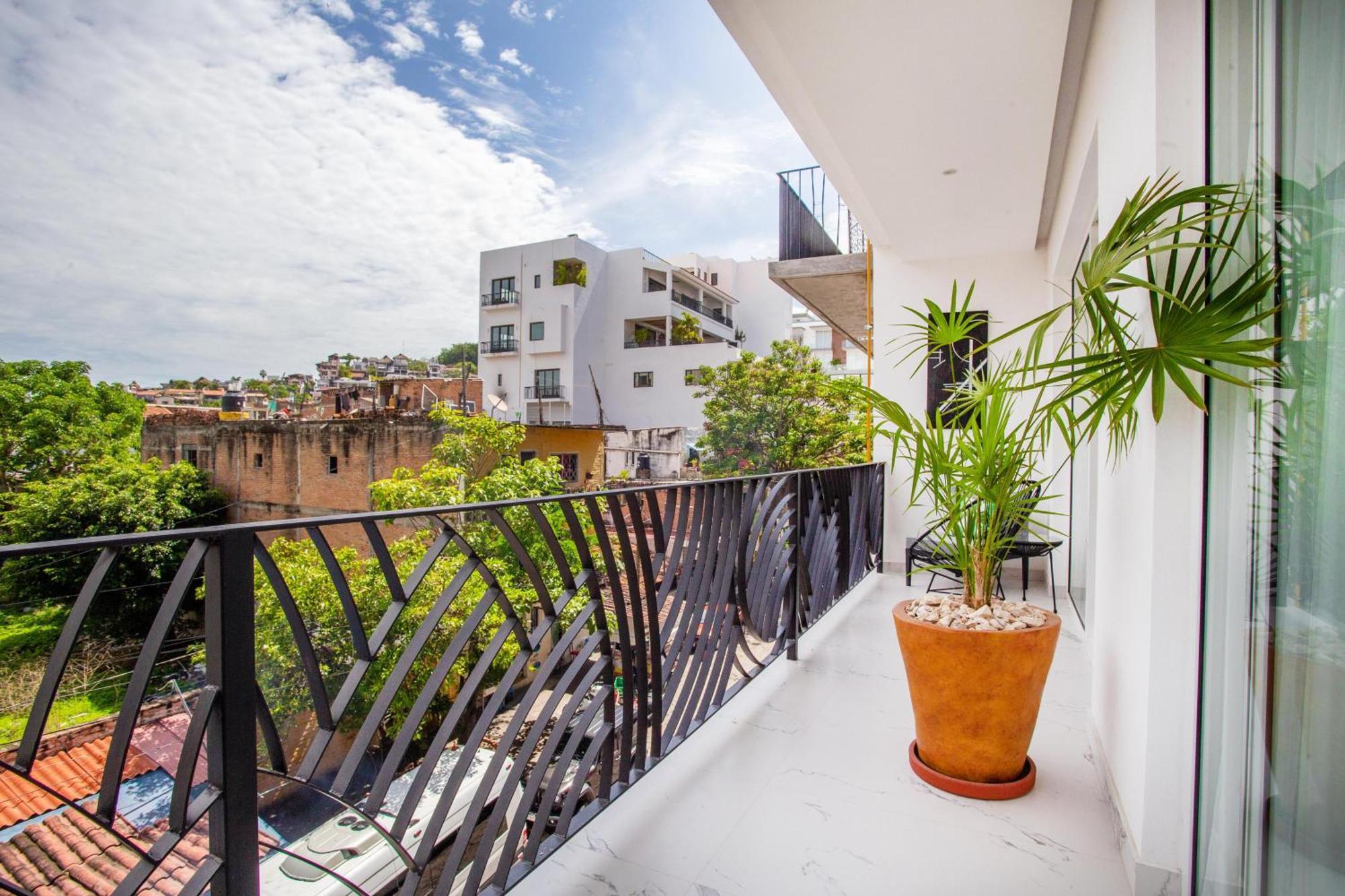 Big Corner Balcony, Pool & Gym Holiday home
