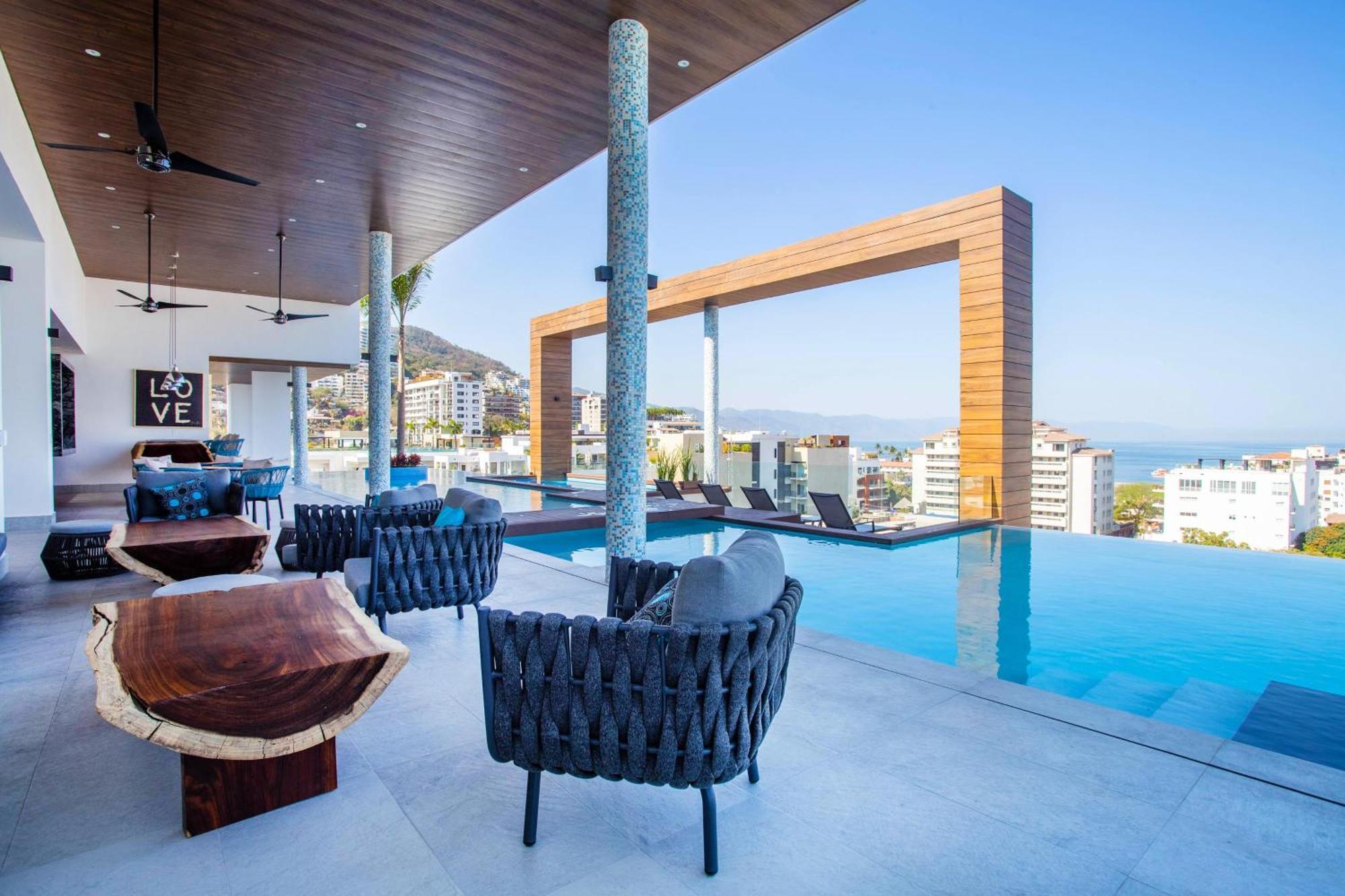 Holiday home Big Corner Balcony, Pool & Gym *